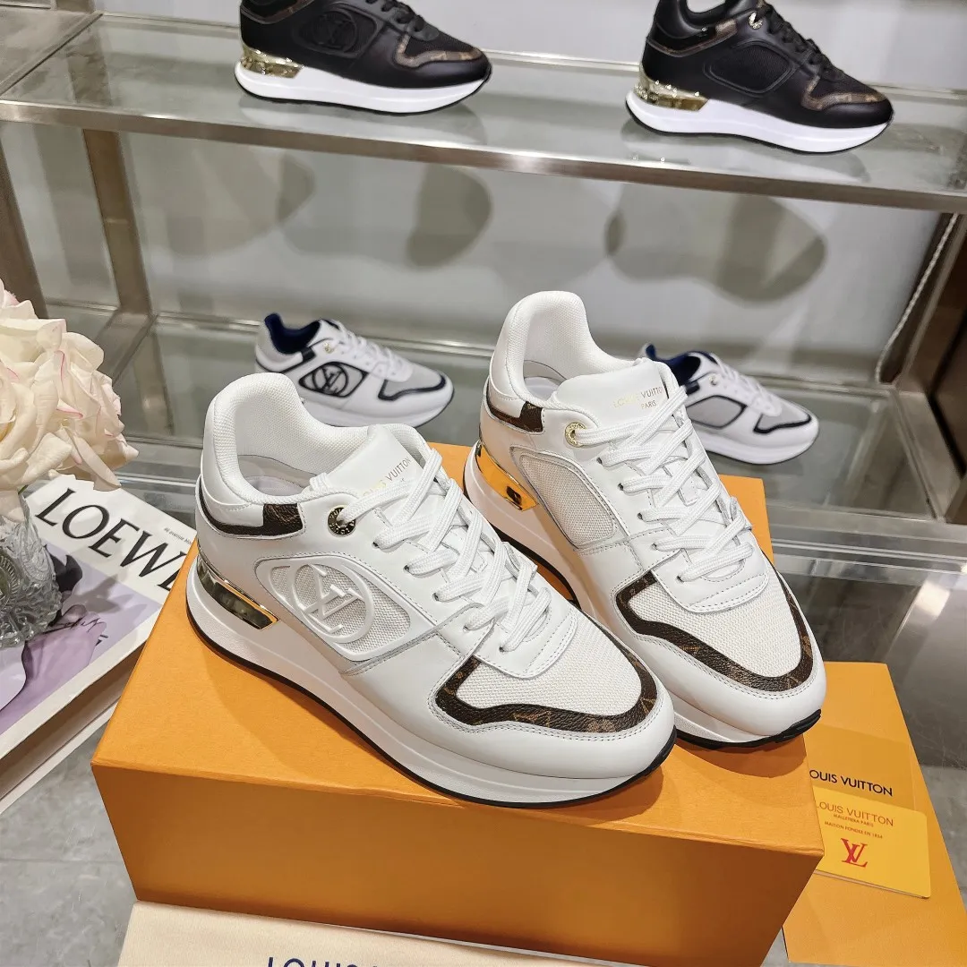 [L Family] P: 760💰Size 35-42 for women, 39-46 for men, (41.42 for women, 45.46 for men, customized) .LV Donkey Brand 🔥🔥LOUIS VUITTON Louis Vuitton's official website synchronizes the 2025 autumn and winter couple's models, which are now on the market, this Neo Run Away sneakers are inspired by running shoes, integrating LV's iconic must-have shoes into the trend. This version is a 1:1 replica of the original version. It is made of two-tone calfskin to highlight its simple lines and unique wedge outsole. Key details include the LV initials on the side and an engraved gold heel stabilizer on the back plus a 2cm hidden insole.